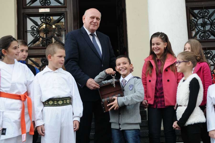 Gavranović uručio ključ grada: Mališani upravljaju Banjalukom (FOTO)