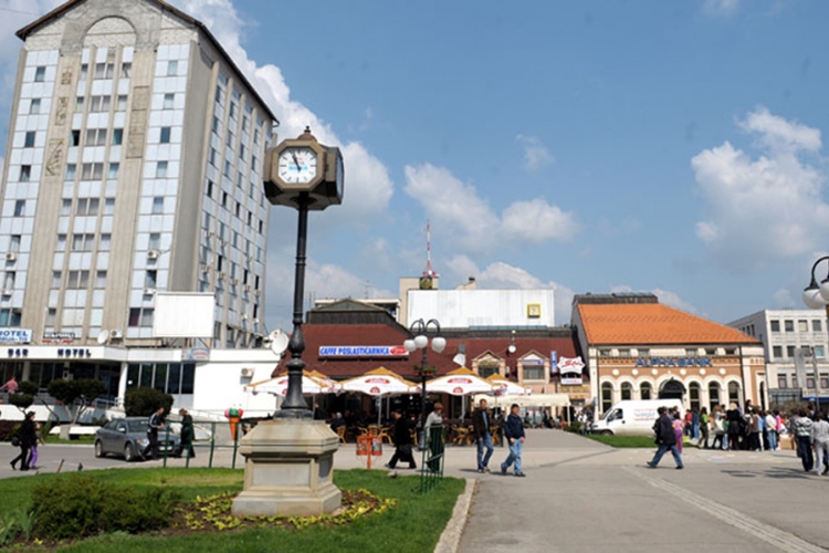 Smrskali ženi lice dok je tražila hljeb u kontejneru