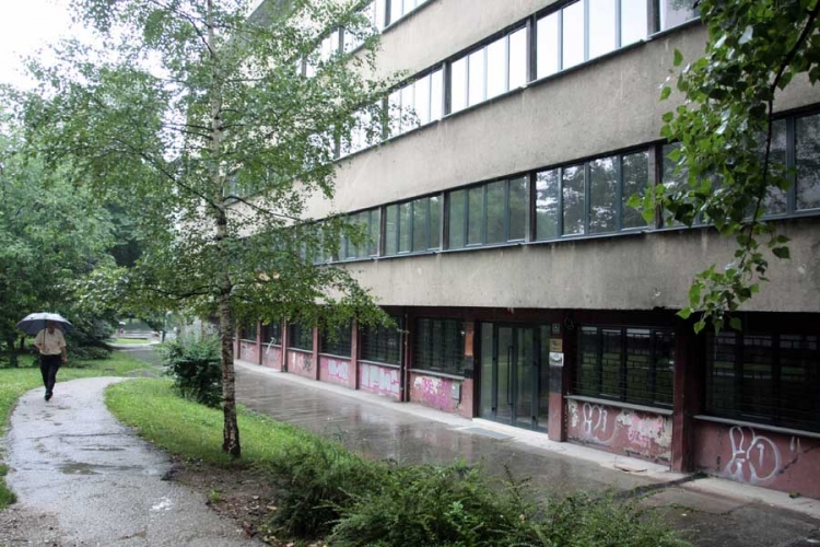  Kupili zgrade, ali i dalje plaćaju kirije (FOTO)