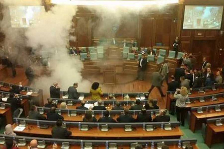Haos u Skupštini Kosova, bačen suzavac, ima i povređenih