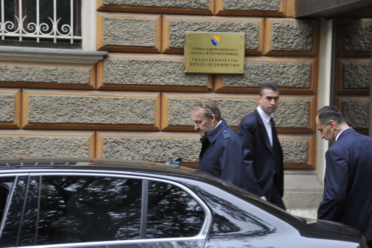 Čitajte u NEZAVISNIM : Izetbegović dolazi da sasluša svoje poslanike