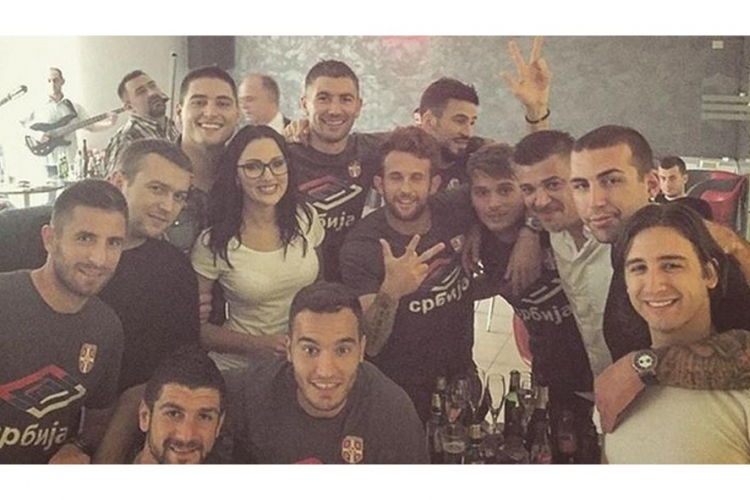  Fudbaleri Srbije uz narodnjake proslavili pobjedu
