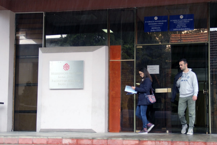  Strani studenti traže niže školarine