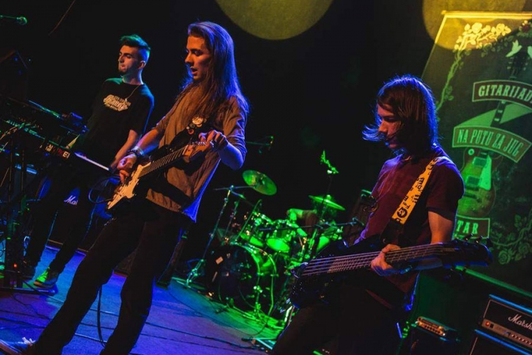 Bend "Holographic Human Element" na "Eurosonic" festivalu