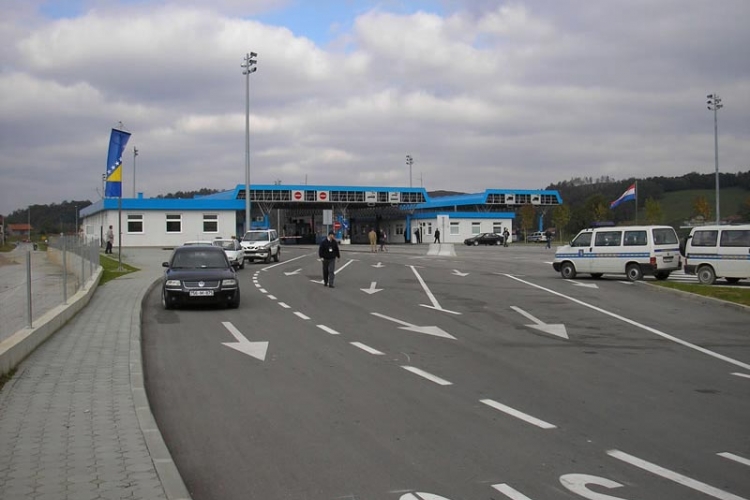 Na graničnom prelazu Velika Kladuša čeka se oko jedan sat