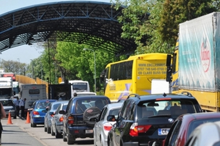 Granični prelaz: U Gradišci se čeka do 45 minuta