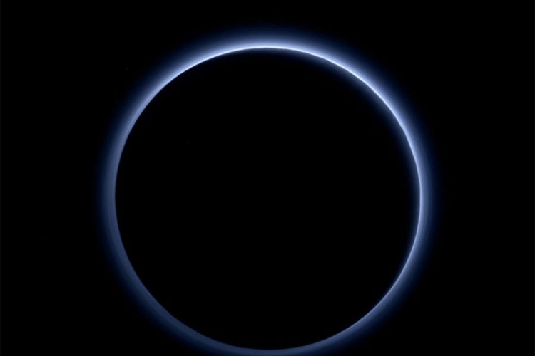 NASA: Pluton ima sjajno plavo nebo (FOTO)