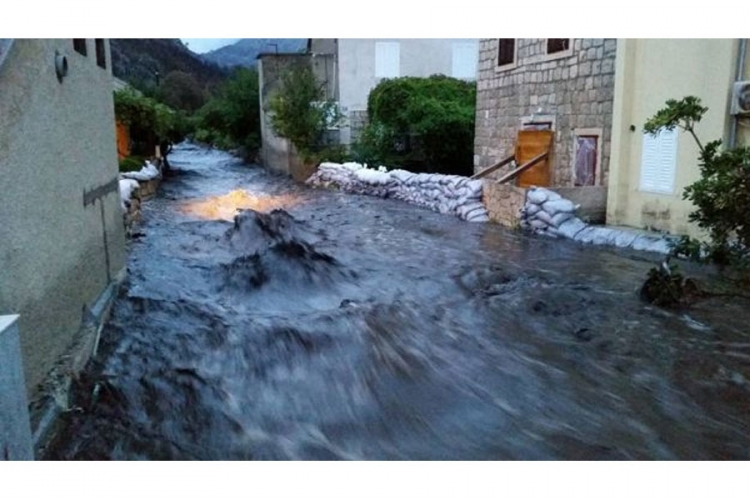 Dalmacija: Na Hvaru nestao muškarac usljed nevremena (VIDEO)