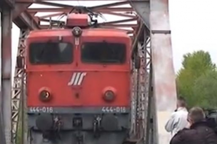  I toga ima: Voz prolazi ispred fudbalske tribina (VIDEO)