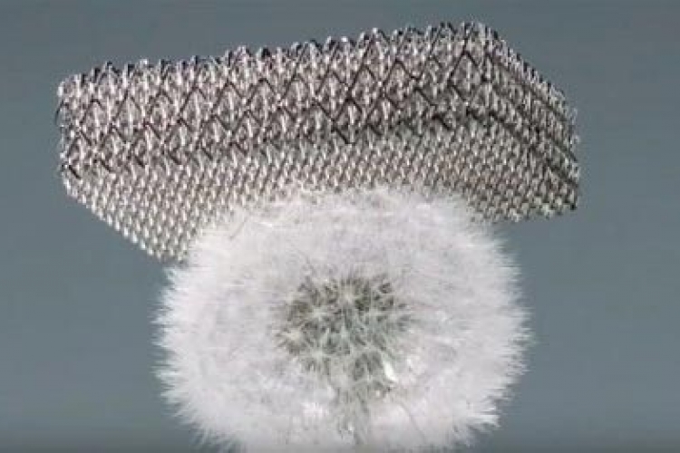 Boing napravio najlakši materijal na svijetu (VIDEO)
