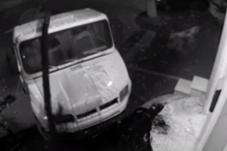 Moldavija: Sjedište vodeće partije zaliveno s tri tone izmeta (VIDEO)