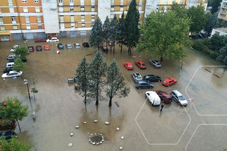 Poplavljena pojedina naselja u Mostaru, vatrogasci ispumpavaju vodu 