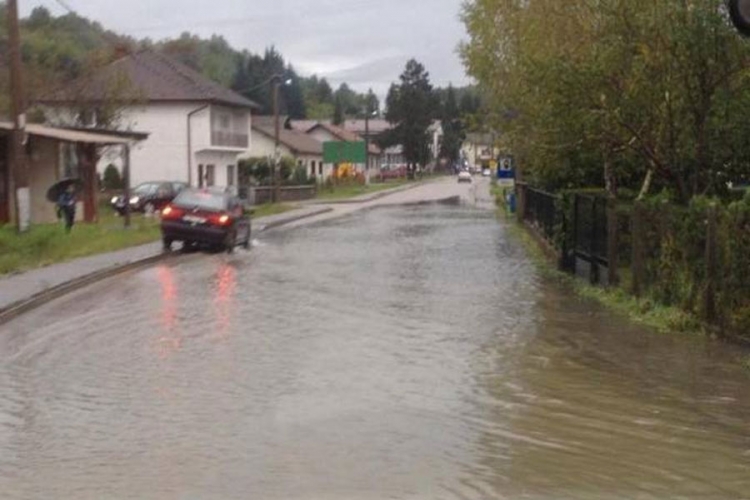 Poplave i u Bihaću: Potopljena dvorišta 60 kuća