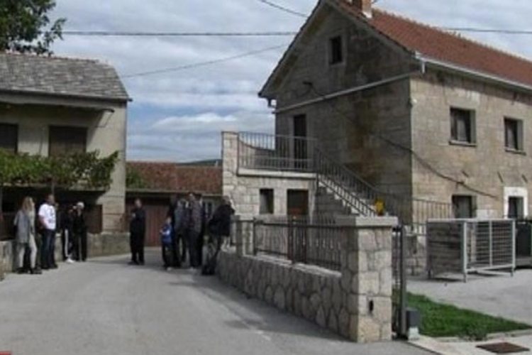 Jovićima spavaća soba u Hrvatskoj, a WC u BiH