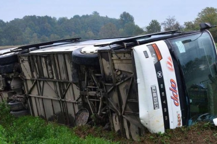 Autobus sa učenicima prevrnuo se kod Slavonskog Broda