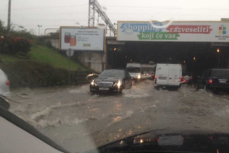 Hrvatska u problemu zbog obilnih padavina, kiša i dalje pada (FOTO)