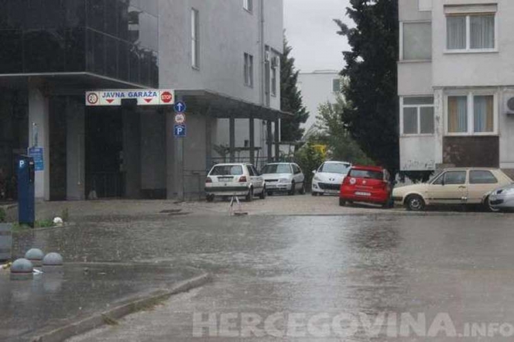 Mostar: Za 24 sata palo 120 litara kiše, 50 intervencija vatrogasaca 