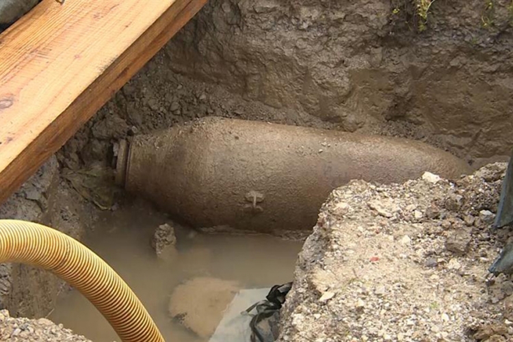 Iz vode u dvorištu "izronila" bomba teška 260 kg
