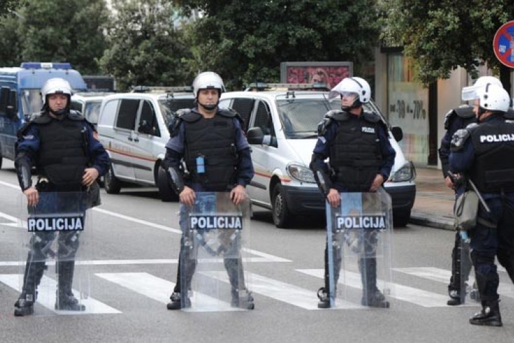 U razbijanju protesta u Podgorici povrijeđeno šest policajaca (VIDEO)