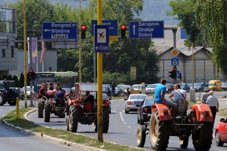 Tuzla: Poljoprivrednici napustili grad