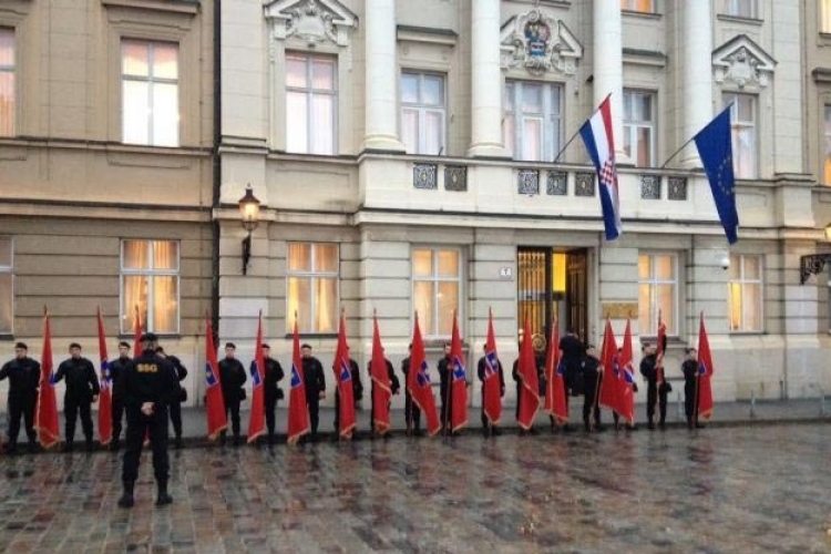 Glavaševi crnokošuljaši postrojili se pred Saborom (VIDEO)