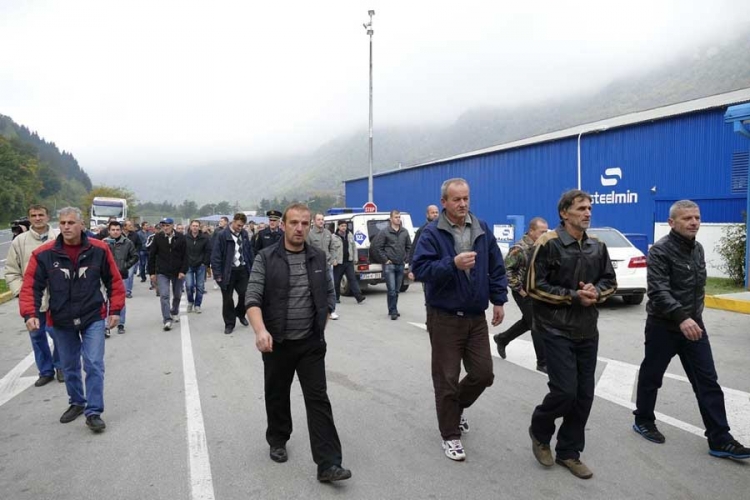 Radnici blokirali saobraćaj na cesti Jajce - Donji Vakuf
