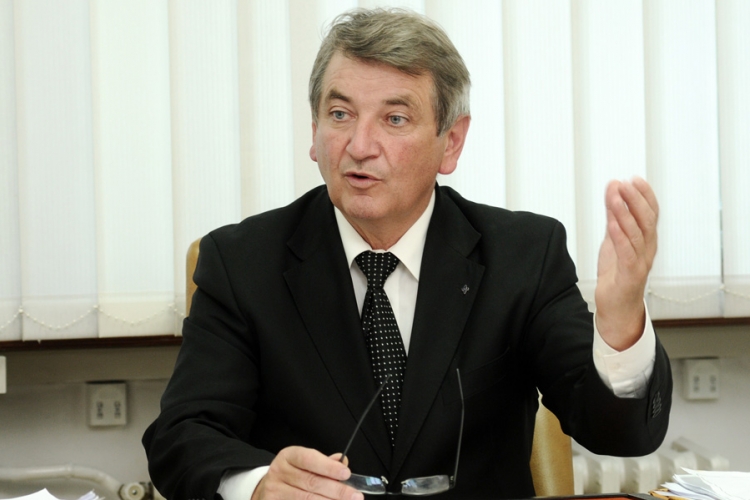 Mujo Hadžiomerović: Retrogradna politika sve gura unazad