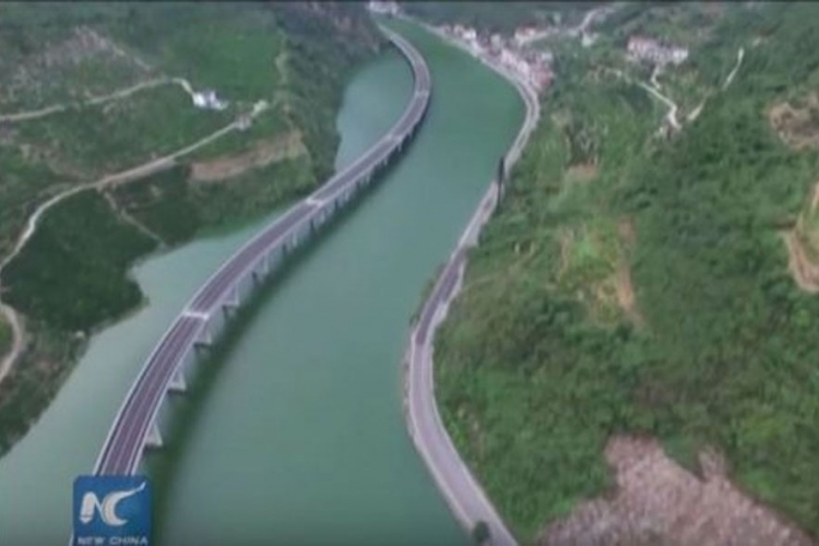 Kinezi iznad vode otvorili ekološki auto-put (VIDEO)