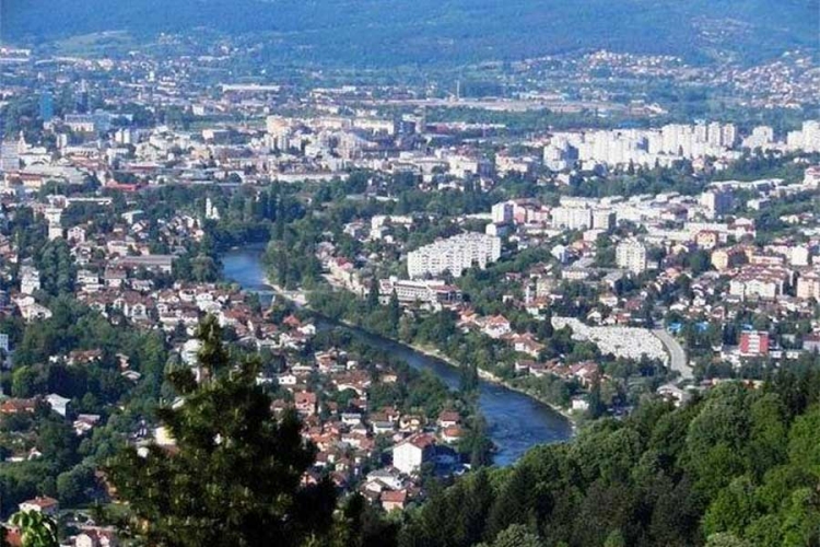 Banjaluka: Vozio u suprotnom smjeru i po zelenoj površini (VIDEO)