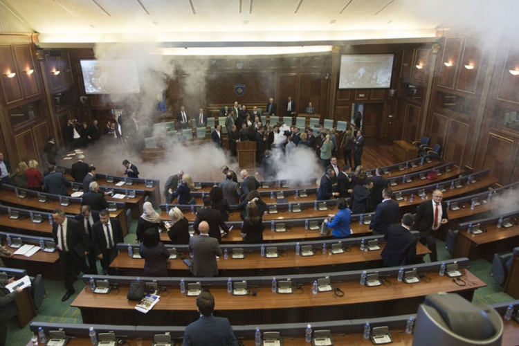Ponovo suzavac u kosovskom parlamentu, pola sata prije zasjedanja