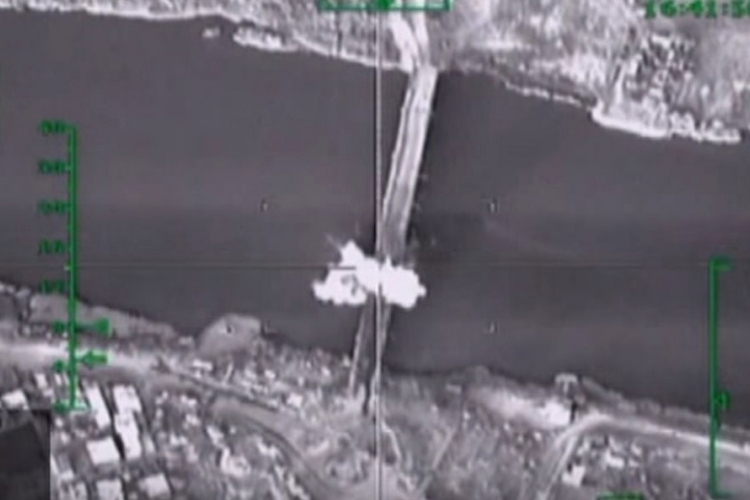 Pogledajte kako su Rusi uništili most koji je bio od ključne važnosti za teroriste ISIS (VIDEO)