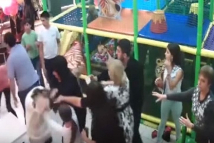 Pogledajte kako je muškarac nokautirao Ruskinju (VIDEO)