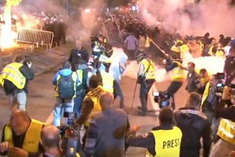 Haos u Podgorici: Suzavac i šok bombe, preko 40 povrijeđenih (FOTO, VIDEO)