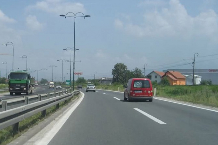 Zbog uklanjanja aviobombe obustavljen saobraćaj na putu Bihać-Bosanski Novi