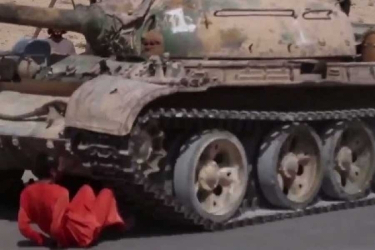 Brutalni džihadisti: Tenkom pregazili devetnaestogodišnjaka (VIDEO)