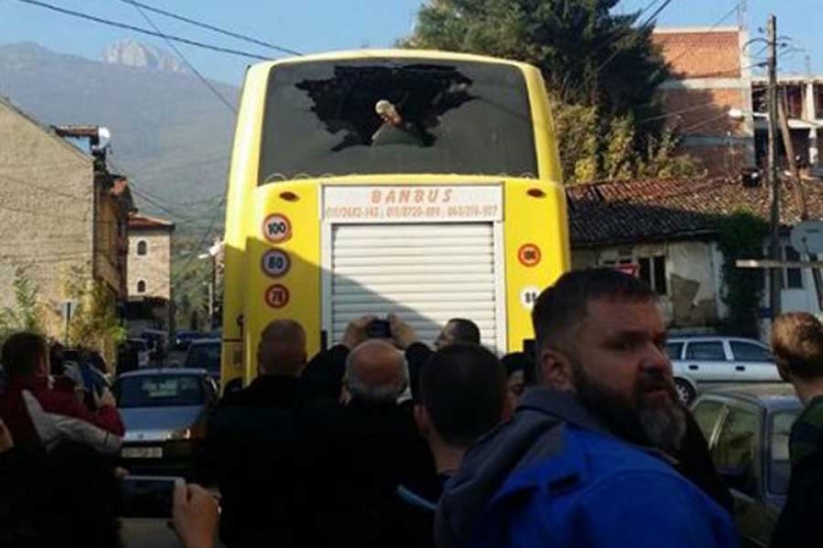 Uhapšen Albanac koji je kamenovao autobus sa Srbima u Peći
