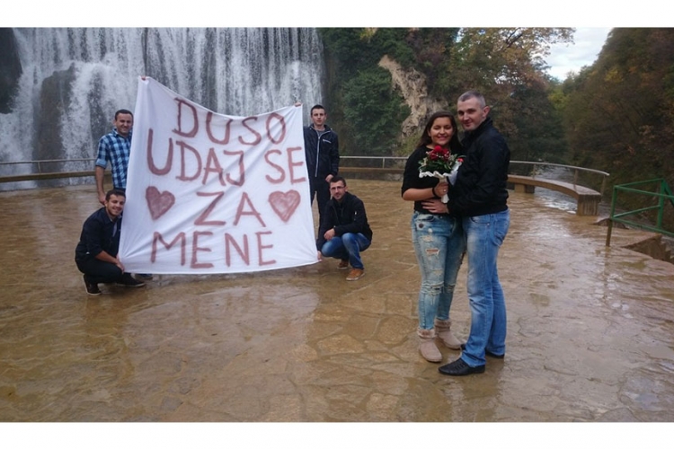 Pogledajte nesvakidašnju prosidbu na vodopadu u Jajcu (FOTO, VIDEO)