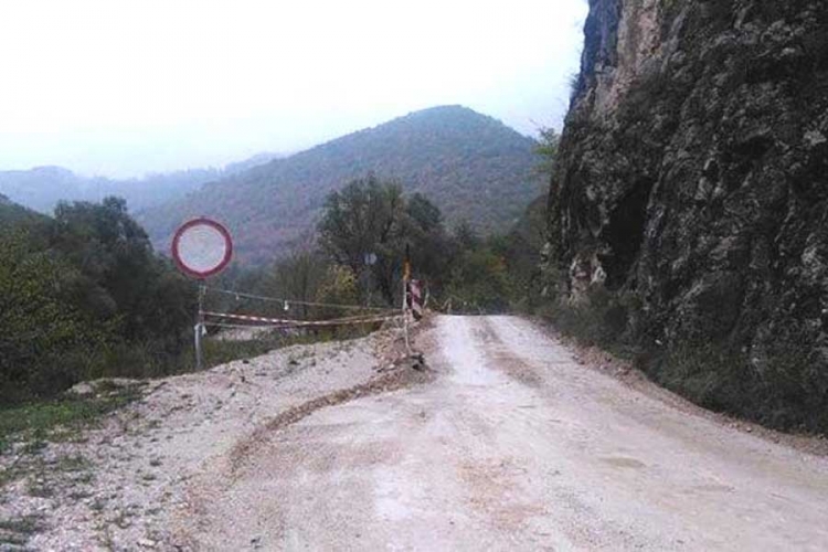 Auto sletio u Sanu: Dvije osobe poginule