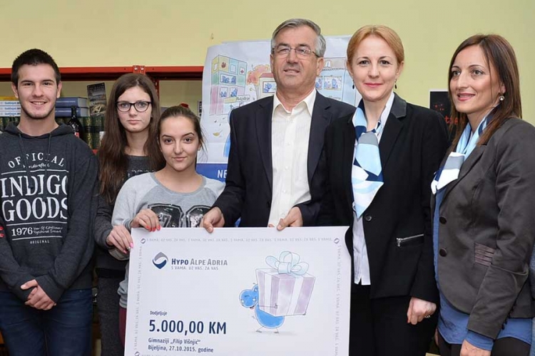 Hipo banka donirala šest računara Gimnaziji Filip Višnjić