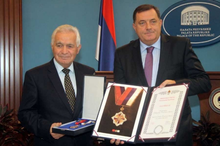 Dodik odlikovao Asocijaciju stvaralaca RS