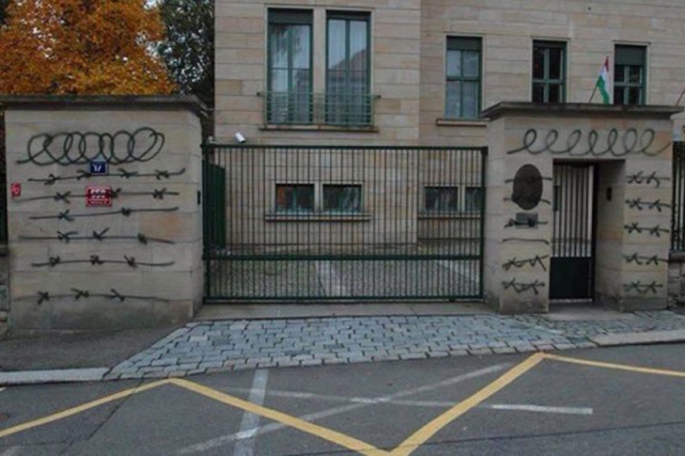 Na mađarskoj ambasadi u Pragu osvanuli crteži sa jakom porukom