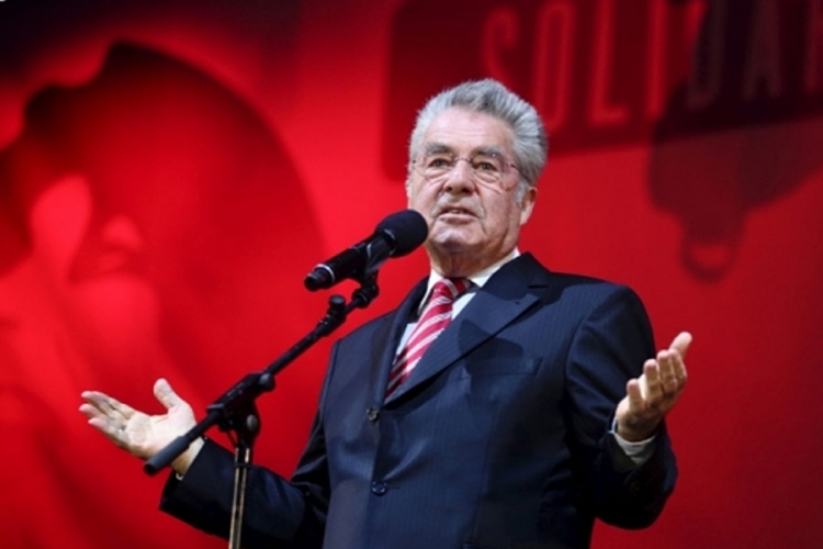Fišer u kosovskoj skupštini: Logično proširenje EU na zapadni Balkan