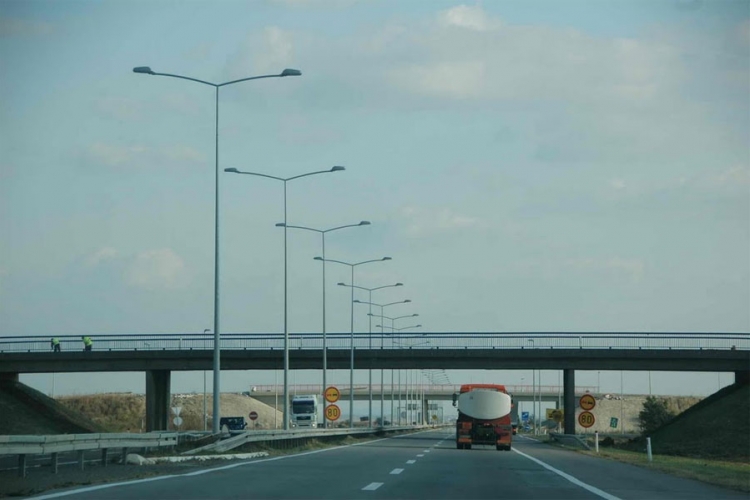 Zatvoren autoput Horgoš-Beograd zbog prevrnute cisterne