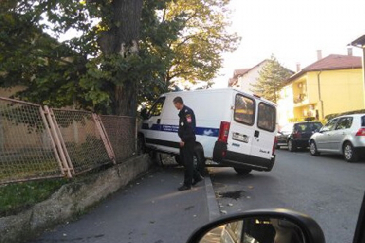 Vozilo sudske policije udarilo u ogradu crkve