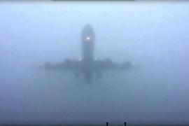 Pogledajte kako avion izranja iz magle (VIDEO)