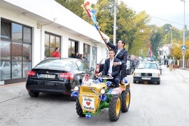 Mladoženja u Mostaru mladu "pokupio" traktorom (FOTO)