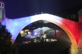 Mostar: Stari most u bojama francuske zastave
