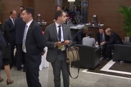 Čudan ples nepoznatog muškarca ispred Putina i Obame (VIDEO)