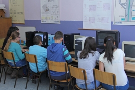 Nastavnik donese svoj kompjuter i drži čas