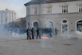 U protestima u Prištini četiri policajca povrijeđena, 13 osoba ...
